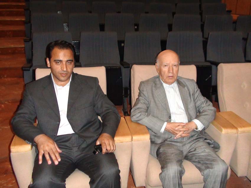 وحید کاظم زاده در کنار پروفسور محمود آخوندی